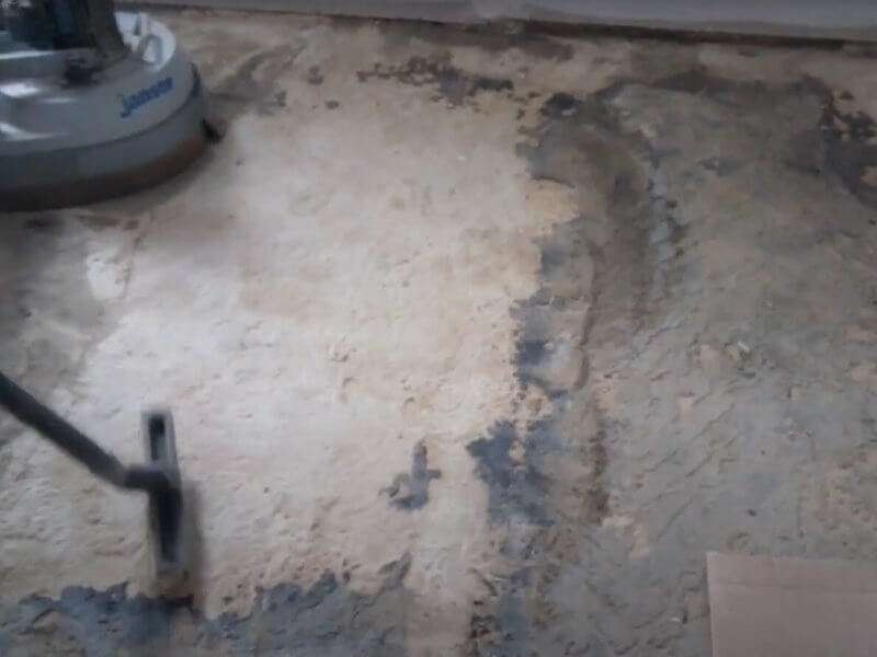 czyszczenie podłóg betonowych z papy kleju
